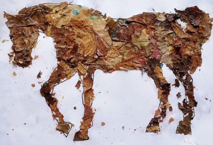 Arbeit auf Papier: Getrocknete Blätter als Pferd